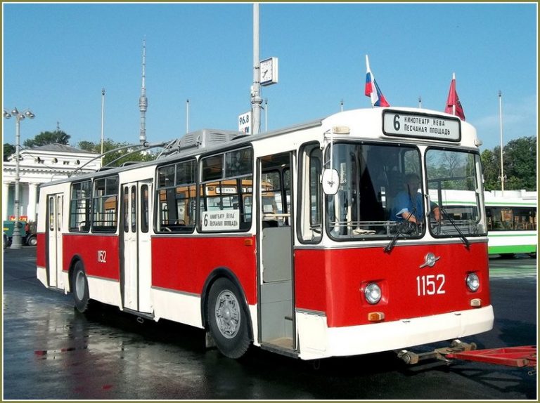 ЗиУ-682В и 682В1 3-дверный троллейбус