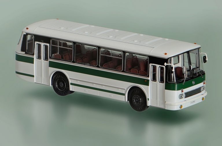 ЛАЗ 695Р пассажирский автобус с улучшенной отделкой на базе ЛАЗ-695Н