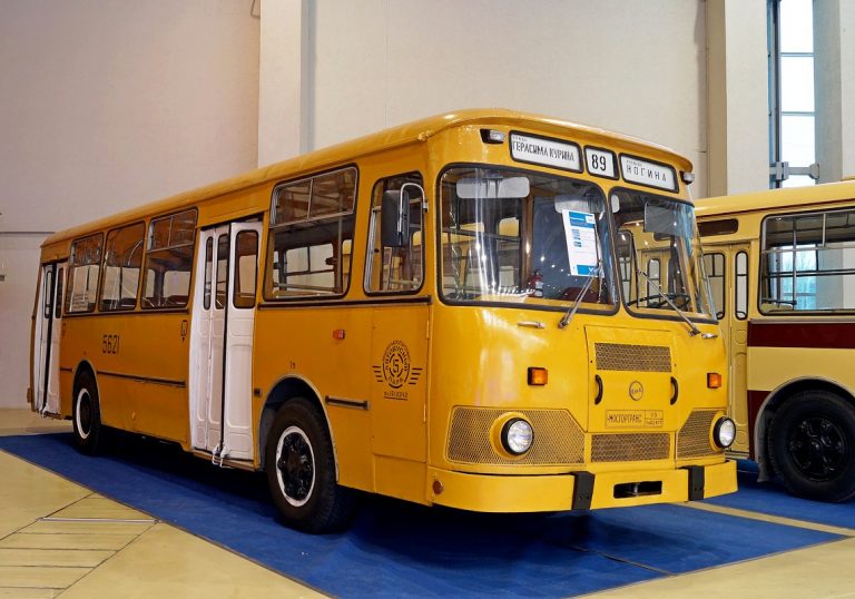 ЛиАЗ-677М городской автобус
