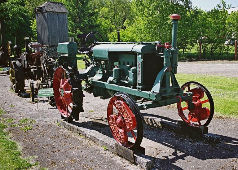 Универсал У-2 сельскохозяйственный колёсный трактор