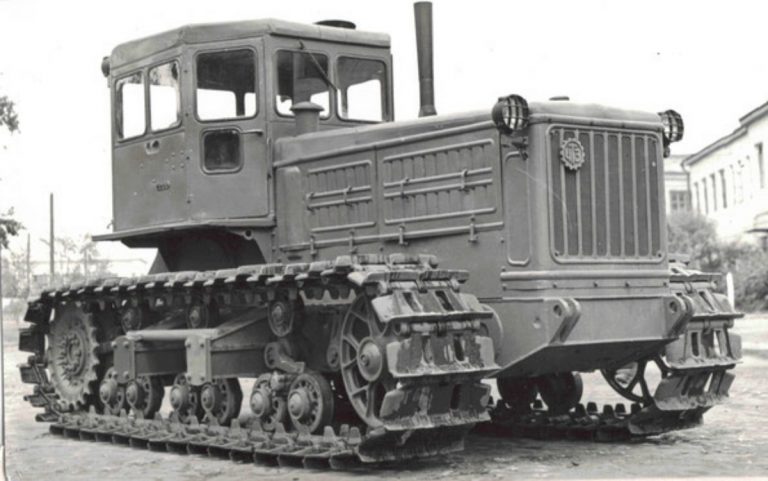 Т-140 гусеничный промышленный трактор