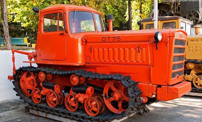ДТ-75 гусеничный сельскохозяйственный трактор