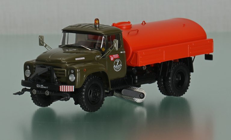 ПМ-130Б поливомоечная машина с подметальной щёткой на шасси ЗиЛ-130-76