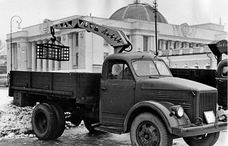 ЛЗАП-4031 гидравлический кран-самопогрузчик на шасси грузовика ГАЗ-51А