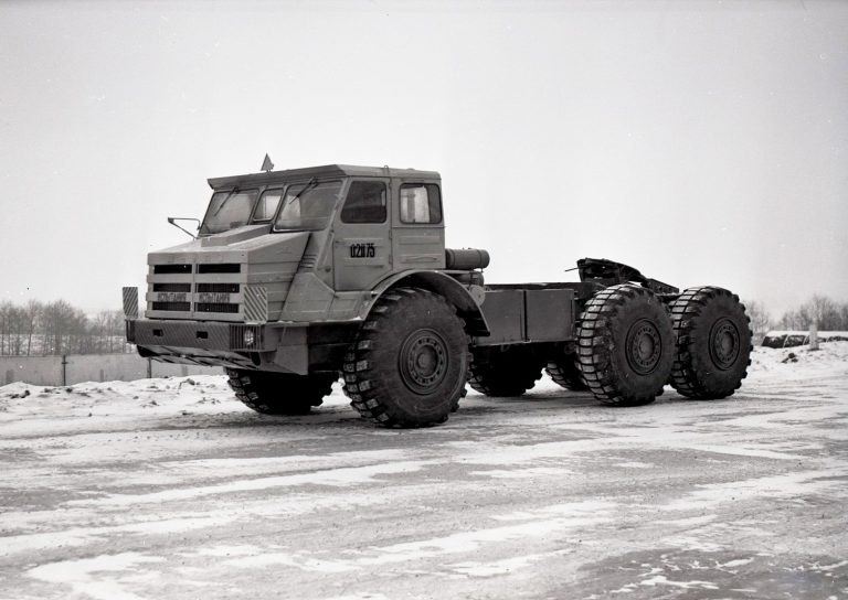 МоАЗ-74111 опытный внедорожный седельный тягач
