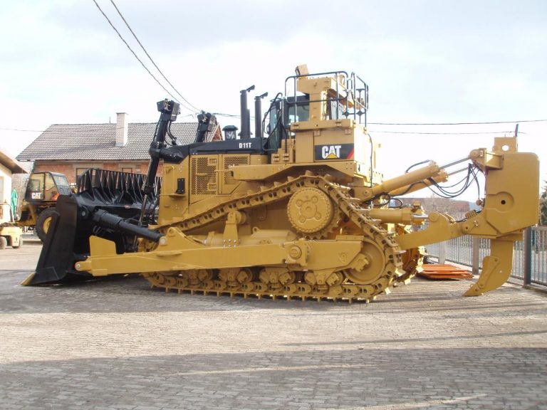 Caterpillar D11T mining crawler hydraulic bulldozer with U-blade