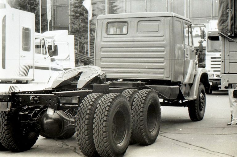 ЗиЛ-13305А седельный тягач с двумя спальными местами для перевозок в составе автопоезда