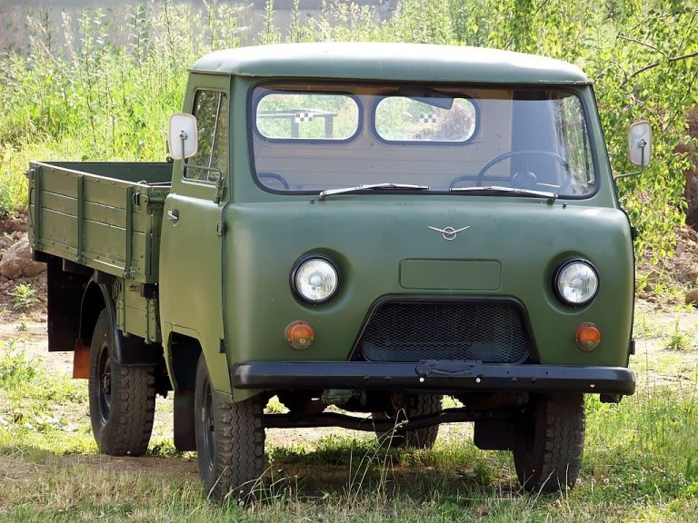 УАЗ-452Д до 1985 года, далее УАЗ-3303 малотоннажный бортовой грузовик