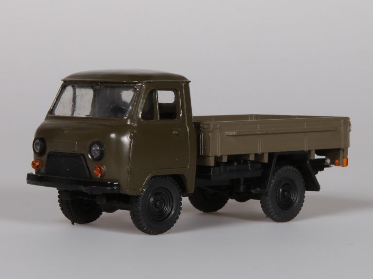 УАЗ-452Д до 1985 года, далее УАЗ-3303 малотоннажный бортовой грузовик