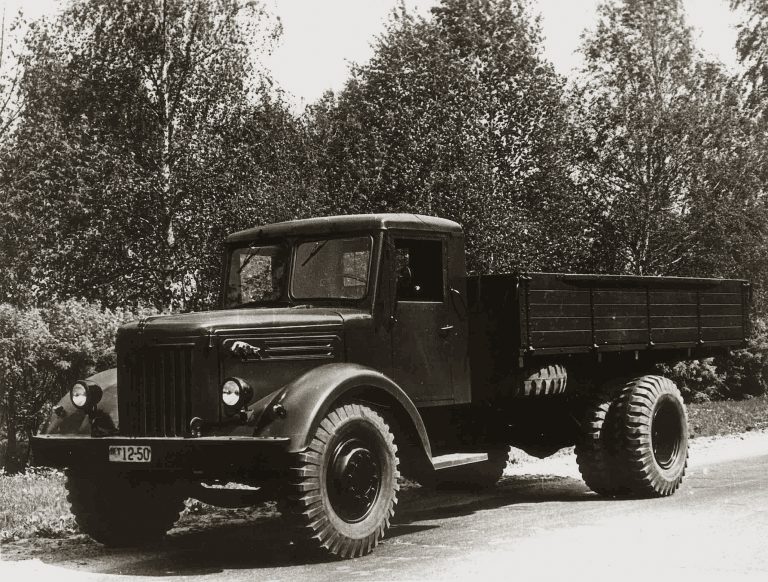 МАЗ-200/200П первый серийный дизельный в СССР бортовой грузовик