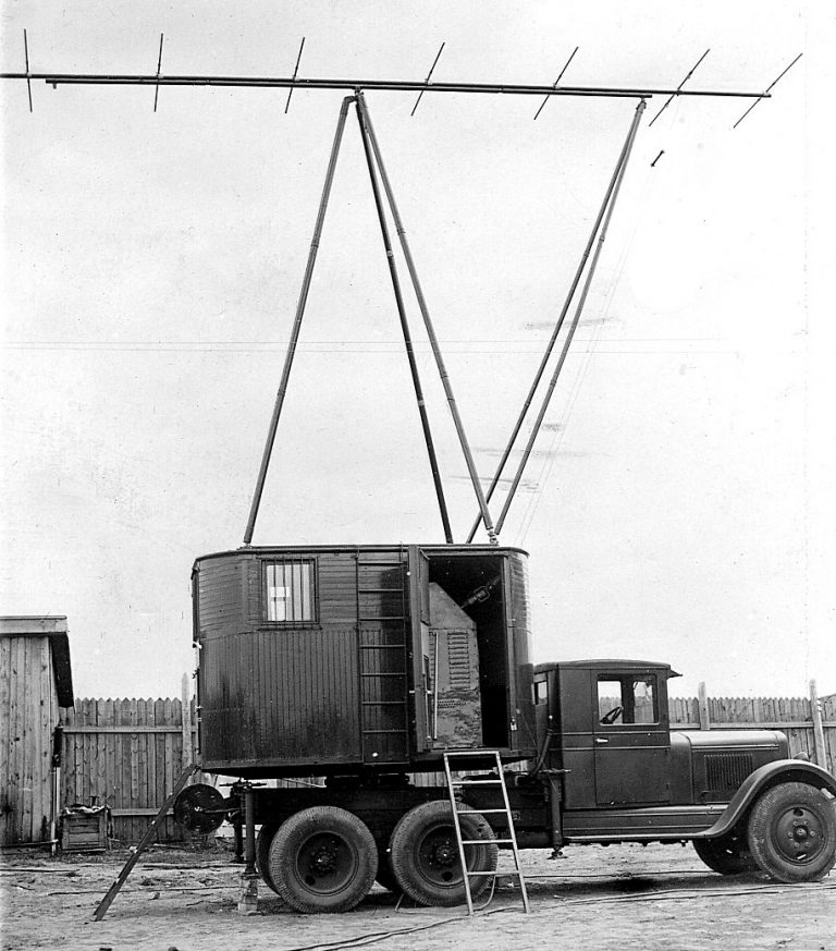 Передающая машина радиолокационной станции РУС-2 2-антенный вариант, она же Редут-40, опытная, на шасси ЗиС-6