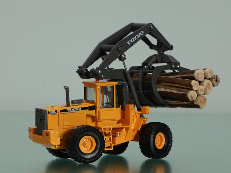 Volvo L180C HL high lift log loader