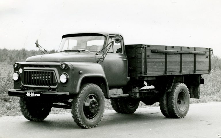 ГАЗ-53А среднетоннажный бортовой грузовик с деревянной платформой
