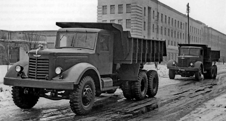 ЯАЗ-210Е строительный самосвал задней выгрузки для перевозки полужидких грузов с задним бортом