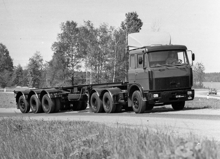МАЗ-64229 магистральный седельный тягач с полуприцепом-контейнеровозом МАЗ-9389