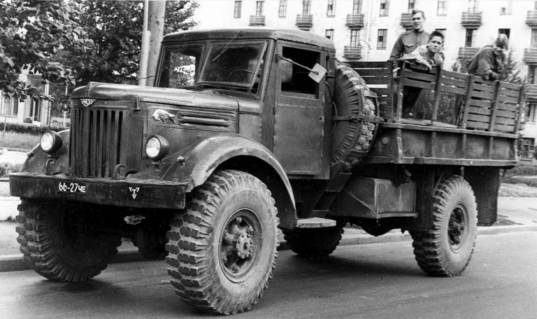 МАЗ-502А грузовой автомобиль с универсальной грузовой платформой и лебёдкой