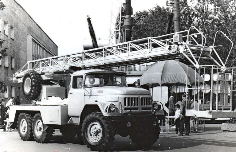 АЛ-30(131) модели Л22 или ПМ-506А(Б) пожарная автолестница с люлькой на шасси ЗиЛ-131
