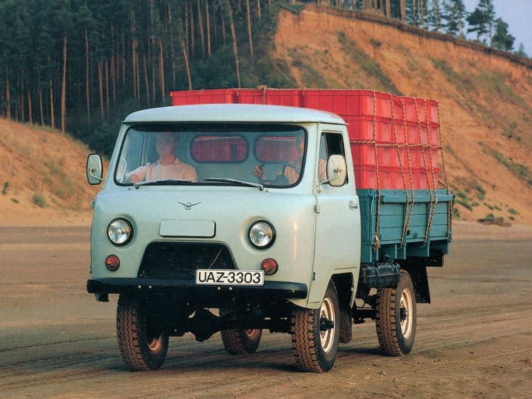 УАЗ-452Д до 1985 года, -3303 4х4 малотоннажный бортовой грузовик