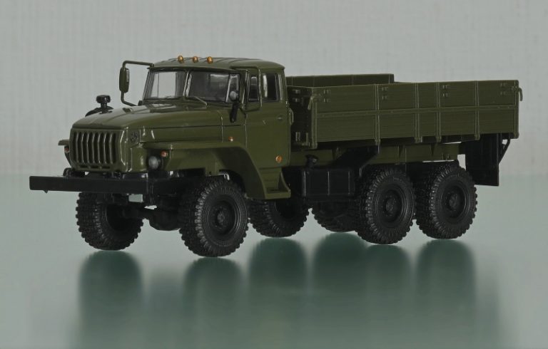 Урал-43202-10/43202-31 6х6 грузовик общетранспортного назначения с деревянной платформой