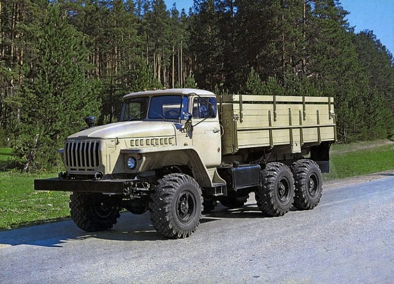 Урал-43202-10/43202-31 6х6 грузовик общетранспортного назначения с деревянной платформой