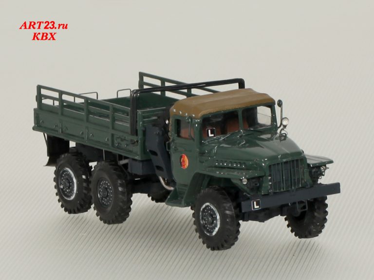 Урал-375 6х6 бортовой грузовик с мягкой складной крышей кабины и металлическим кузовом со скамейками
