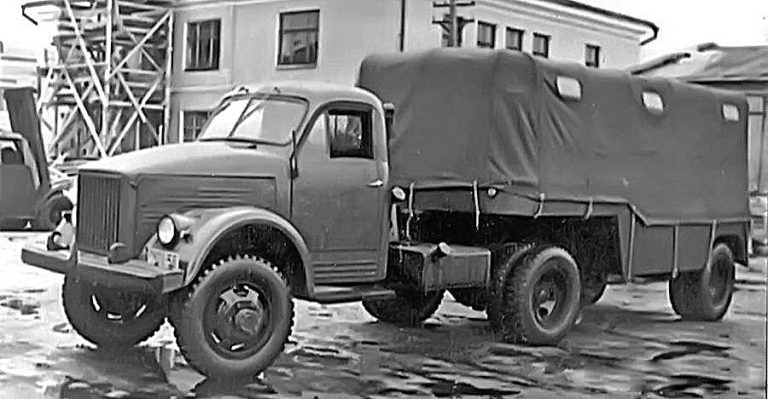 ГАЗ-63П седельный тягач с многоцелевым армейским полуприцепом ПАЗ-744П