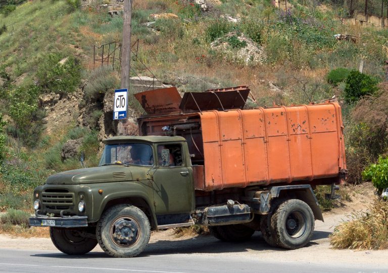 КО-431 мусоровоз с боковой загрузкой и самосвальной задней выгрузкой на шасси ЗиЛ-495710