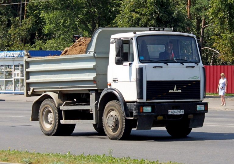 МАЗ-555102-223 самосвал задней выгрузки для перевозки сыпучих грузов