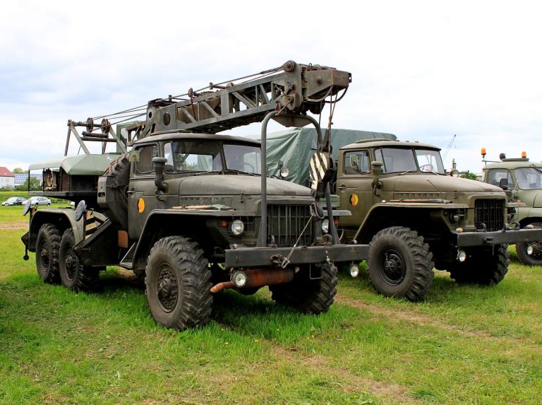 8Т210 войсковой автокран на шасси Урал-375Д и с 1978 года Урал-4320