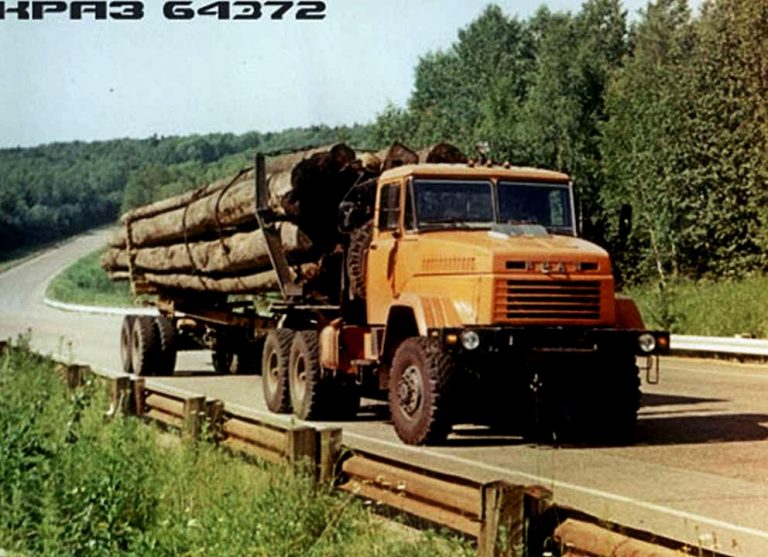 Автопоезд-лесовоз на шасси КрАЗ-6437 с механизмом самопогрузки 2-осного роспуска ГКБ-9383