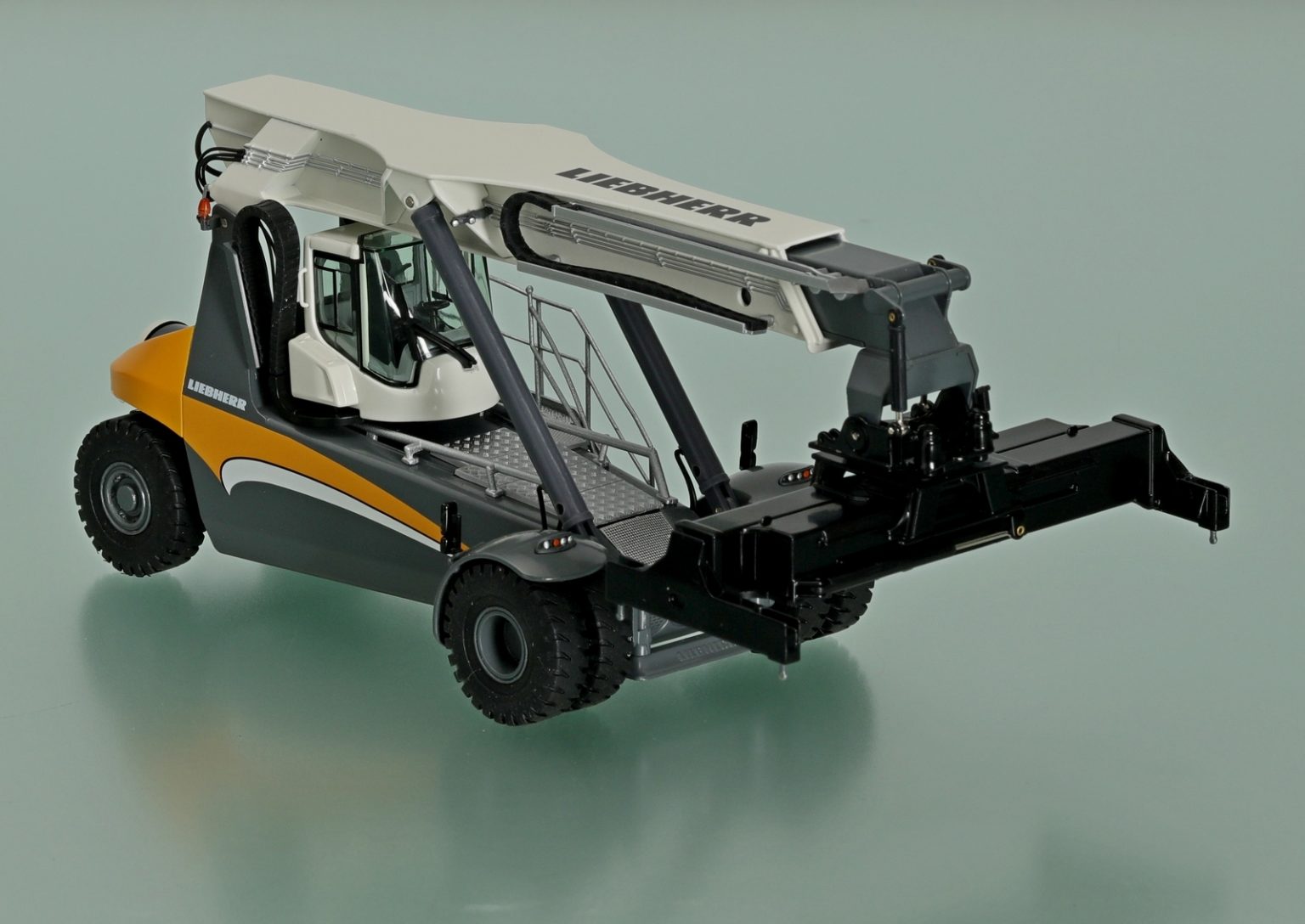 NZG, Grue portuaire LIEBHERR LRS545, échelle 1/50, NZG960