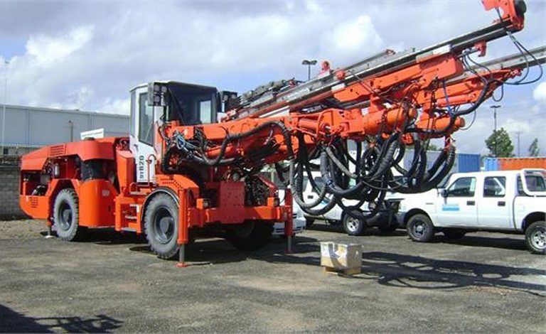 Sandvik DT1130i wheel electrohydraulic drilling rig, Rotary Blasthole Drill