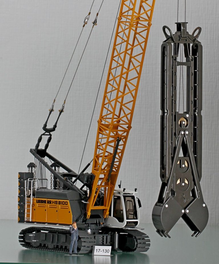 Liebherr HS 8100 HD crawler crane with grapple for foundation work