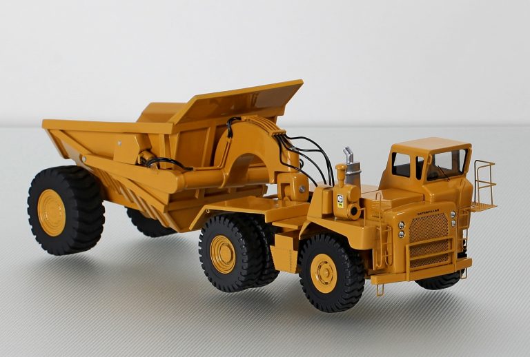 Caterpillar 772 Mining off-road truck tractor with 1-axle semi-trailer Athey