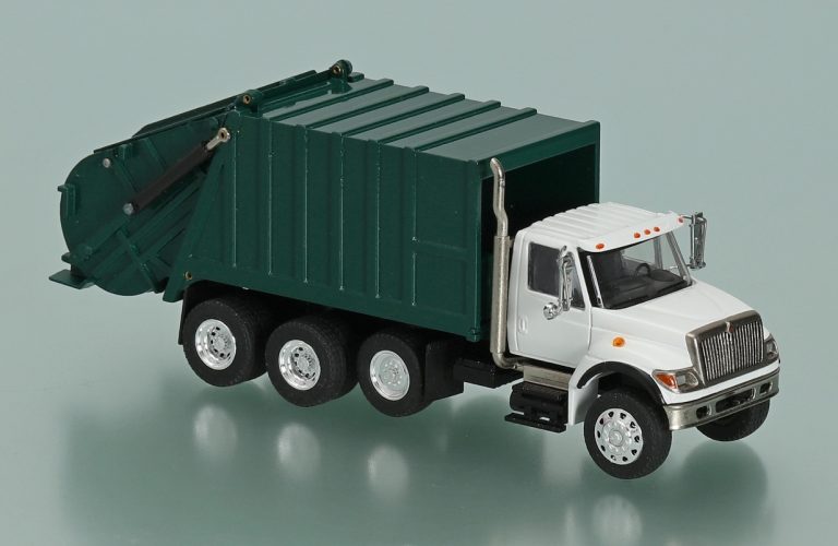 Leach 2RII Packmaster garbage truck on the chassis International Harvester 7000