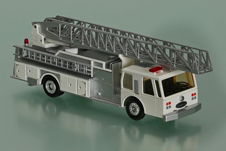 Emergency-One Hush 80′ fire truck ladder