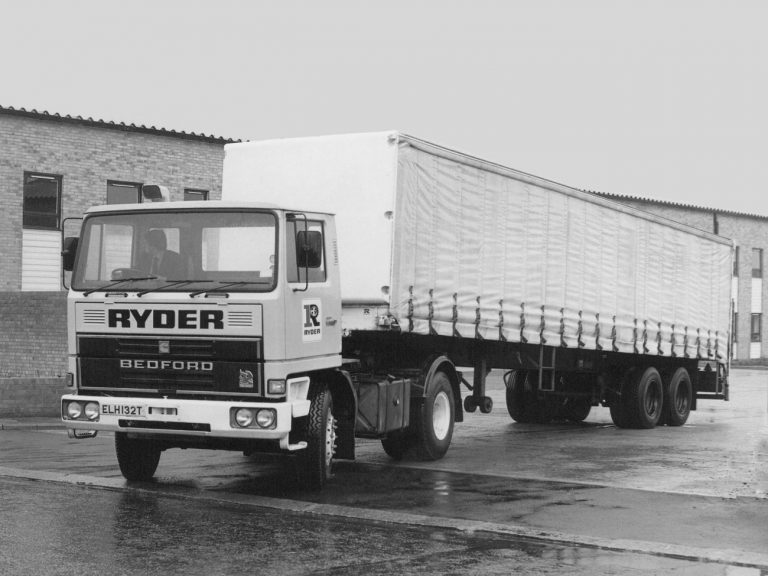 Bedford TM V8 340 «L’ air Liquide, France» truck tractor with 3-axle semi-trailer-tank TT 300