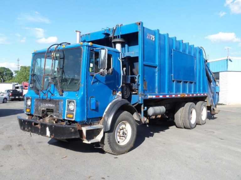 Leach 2RII Packmaster garbage truck on the chassis Mack MR 680S
