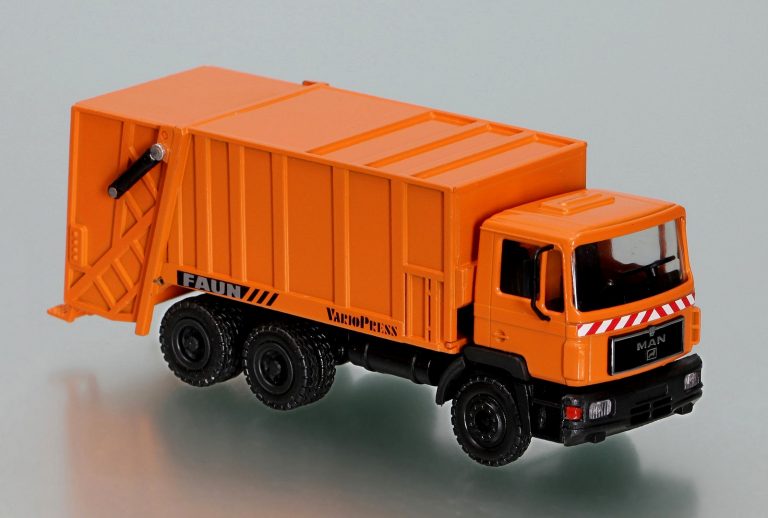 FAUN VarioPress Typ 211 garbage truck on the chassis MAN F 2000 26.343 DFLC-KO