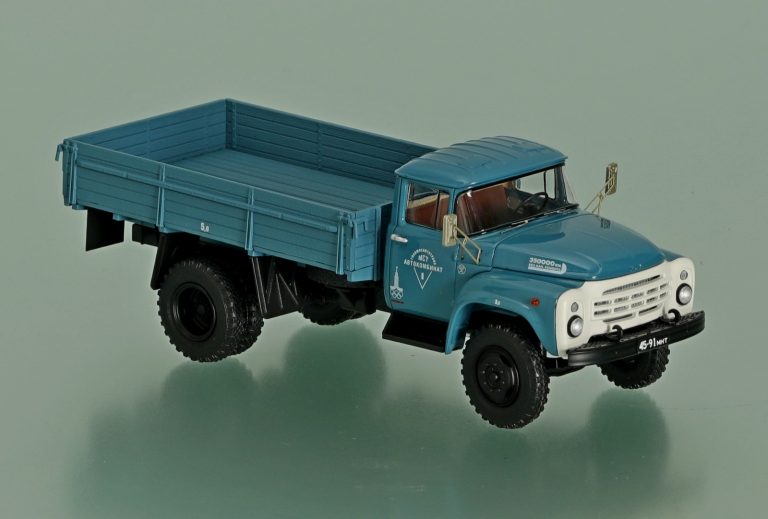ЗиЛ-130-76 или 130-80 бортовой грузовик Автокомбината №1 Главмосавтотранса