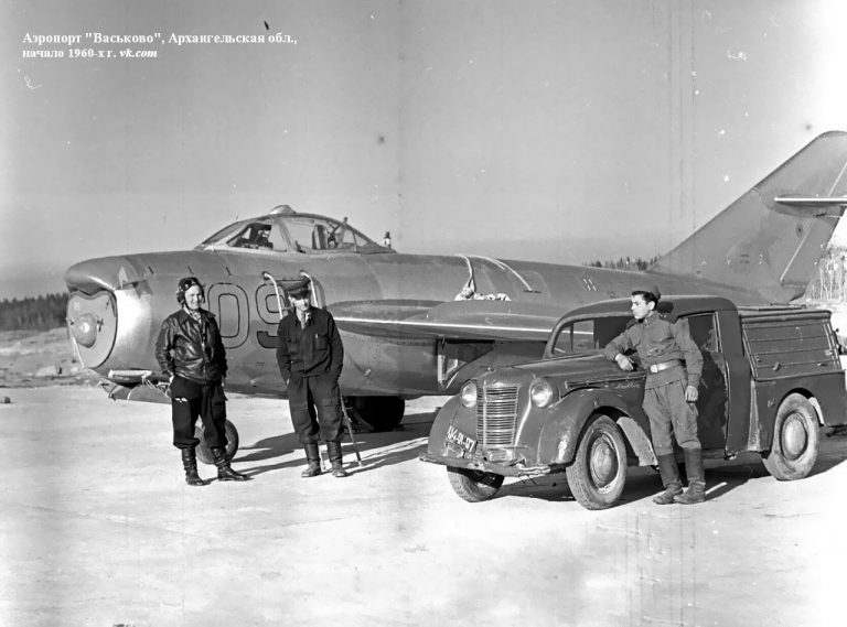 АПА-7 аэродромный пусковой агрегат на базе Москвича-400Э-431-442 с установкой ЭА-7: 6-32В