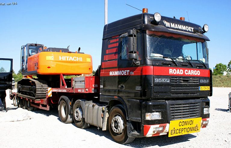 DAF XF 95 FTT 95.530 «Mammoet» truck tractor with low-frame telescopic semi-trailer Nooteboom MCO 121-08V