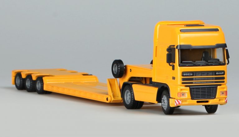 DAF FA 95XF.420 truck tractor with low-frame semi-Truck-trailer Goldhofer STZ-VL3