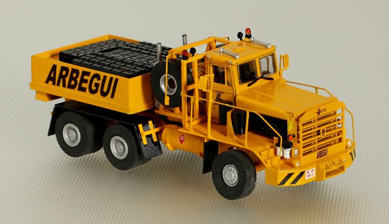 Hayes W-HDX 70-170 «Arbegui S. A.» heavy saddle-ballast tractor