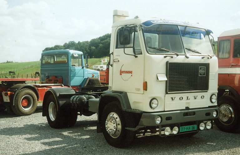 Volvo F88-260/312 truck tractor with three-way dump truck semi-trailer Heuser