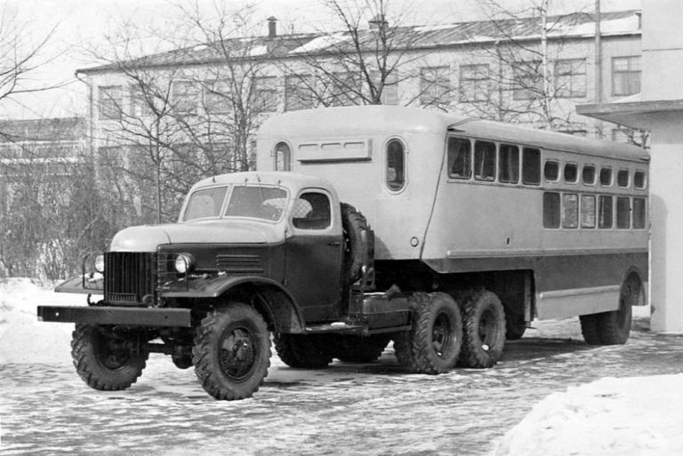 Т-100 опытный пассажирский автопоезд для перевозки рабочих лесозаготовок, тягач ЗиЛ-151