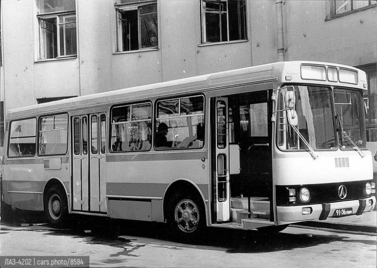 ЛАЗ-4202 2-дверный городской автобус среднего класса