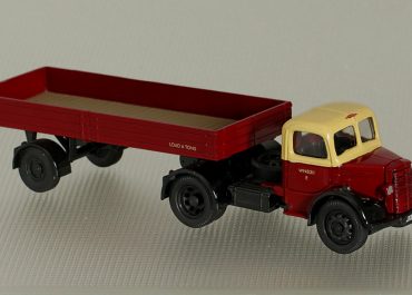 Bedford O Type «British Railways» truck tractor OSS with flatbed semi-trailer