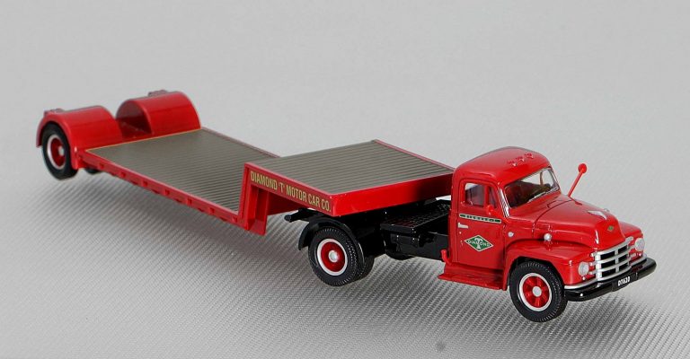 Diamond T620 «Diamond T Motor Car Co.» truck tractor with semi-trailer-low-frame treller