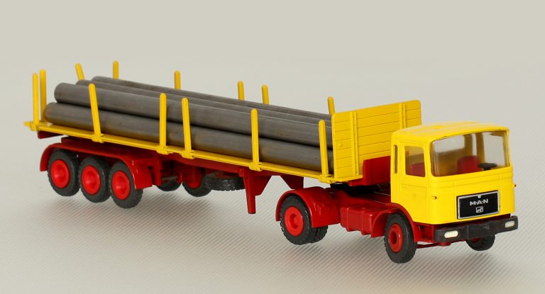 MAN F8 19.361 FS truck tractor with semi-trailer-platform